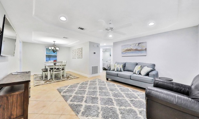 Doctors Inlet House | ★Modern Orange Park Home w/6+Beds & Washer/Dryer Fence★