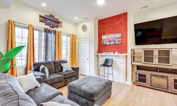 Manchester House | Modern Pittsburgh Home w/Rooftop Deck & Backyard