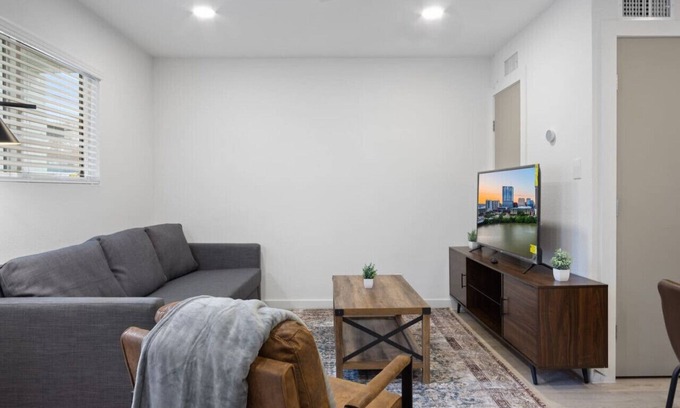 South Lamar Apartment | Modern Pristine Apartment 5 Minutes to Downtown ATX