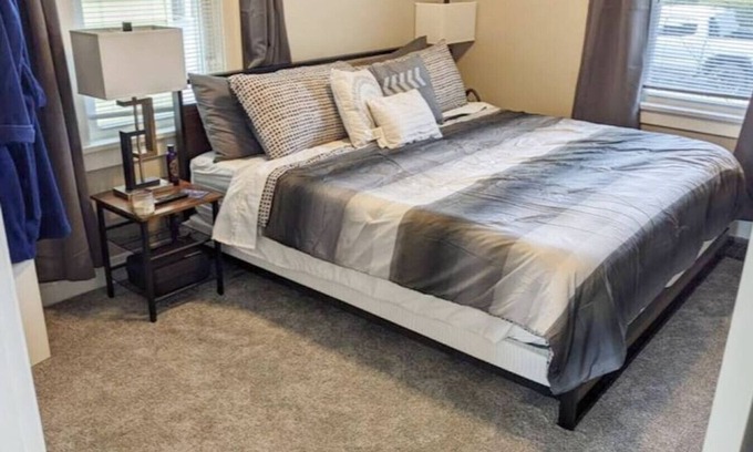 Moline House | Modern Quiet 1BR Fenced Yard + Office DT Moline