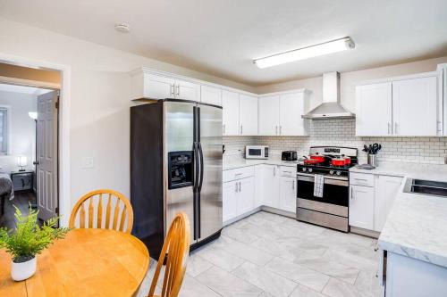 East Rochester House | Modern & Quiet Suburban Ranch Mins to Dtwn/Stores