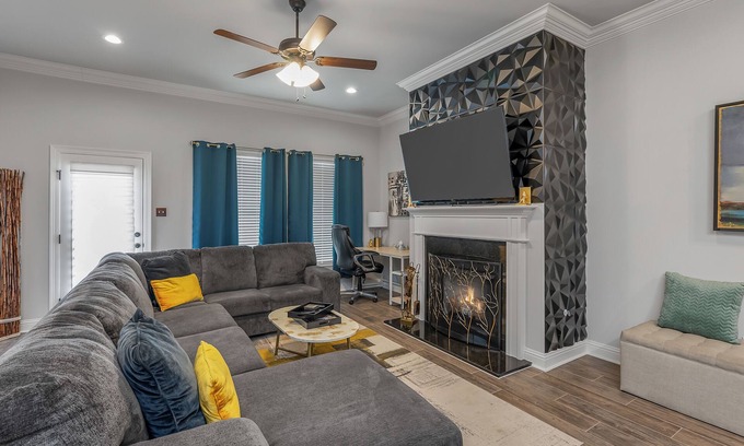 Shreveport House | Modern Regional Art Gallery Home! - Spacious & New. Tv in each room.