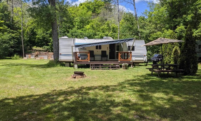 Cloyne House | Modern Rental Trailer at Bon Echo Family Campground (The Prowler)