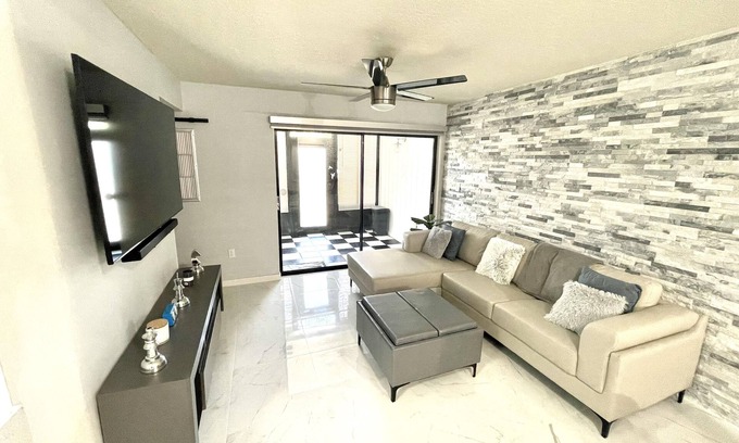 Ventura Condo | Modern Resort-Style Stay