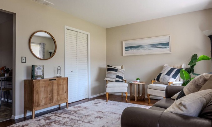 Wyandotte House | Modern River Retreat Near Airport, Hospitals, Corporations