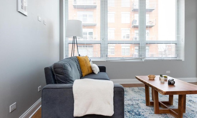 River West Apartment | Modern River West 2BR with W&D by Zencity