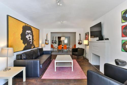 Buena Vista House | Modern Rock Themed House W Hot Tub Huge Yard