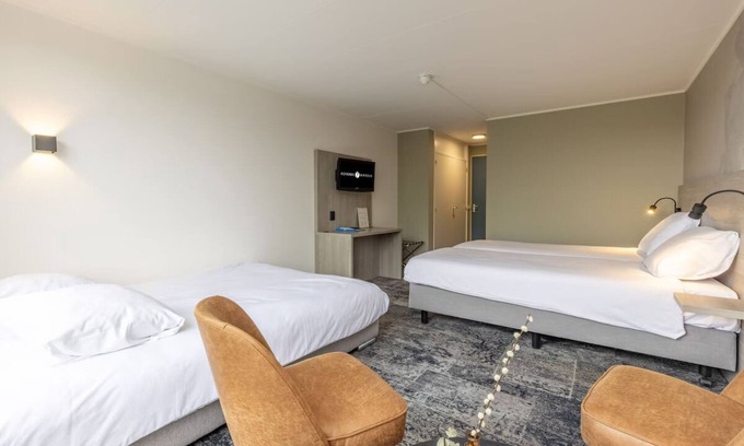 Municipality of Hellendoorn Hotel | Modern Room Perfect for Family Nature Trips Near Speelbos Nijverdal