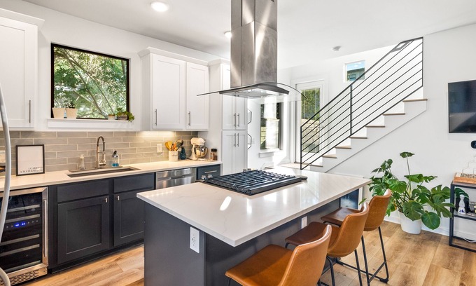 East MLK House | Modern sanctuary with pool, firepit & BBQ! Perfect for remote work & families!
