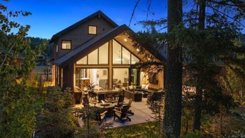 Roslyn House | Modern Scandinavian Retreat by the Forest