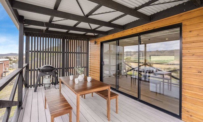 Richmond House | Modern & Scenic Valley Escape