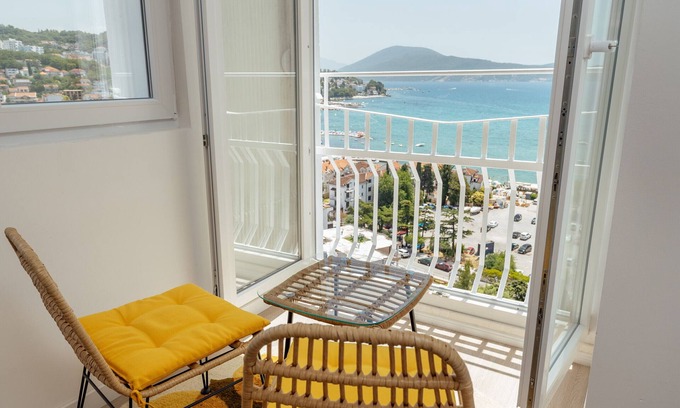 Igalo Condo | Modern Sea Escape 2br