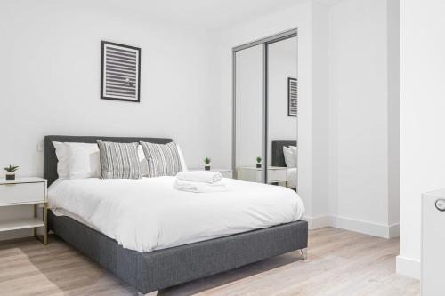 Barnt Green Apartment | Modern Solihull Studio Apartment with Free Parking & Kitchen