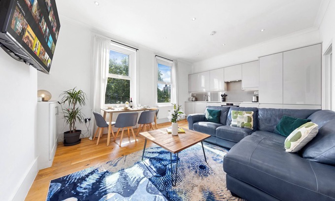 Mortlake Apartment | Modern Spacious 2-bedroom apartment near Richmond Park and River Thames