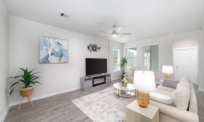 Rosenberg House | Modern & Spacious 4-Bedroom Home in Rosenberg, TX