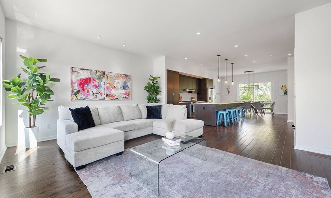 Sweet Auburn Historic District House | Modern Spacious 4-Level Townhome-Near Downtown ATL