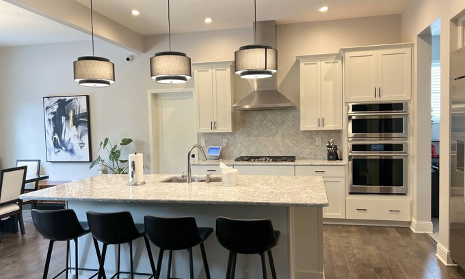 Newtonville House | Modern Spacious 6-Bedroom - Track Season Retreat - 20 min from Track