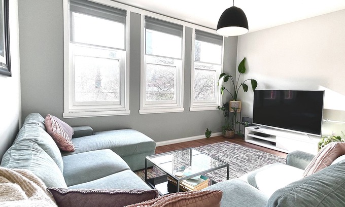 Launceston CBD Apartment | Modern Spacious Apartment across from City Park and the monkeys + free parking!