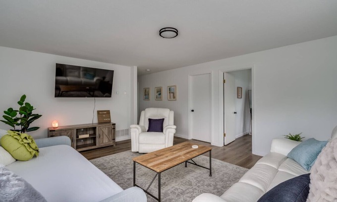 Clayton Apartment | Modern & Spacious Clayton Apt - Near Water & Shops