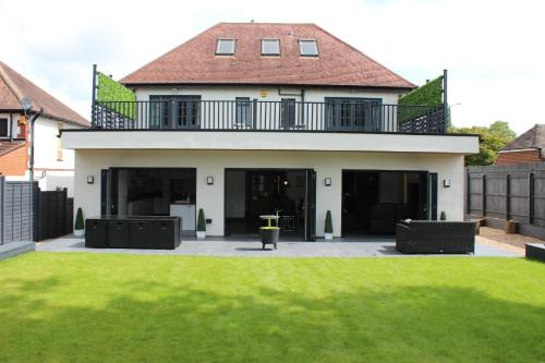 Nuneaton House | Modern Spacious House - Sleeps 16, Free Parking, Sun Terrace