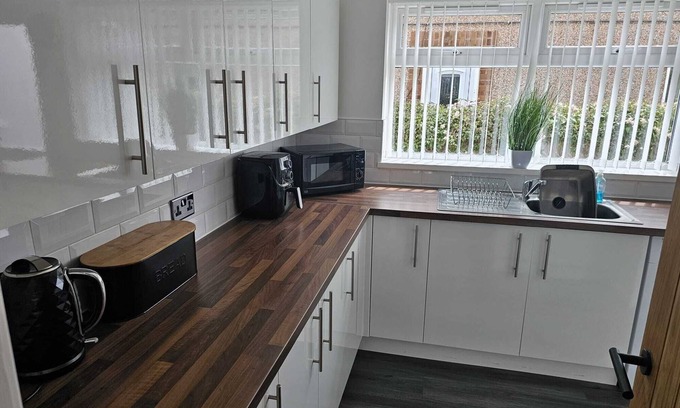 Rhyd-y-foel Cottage | Modern, Spacious Walking Distance to Castle & Town