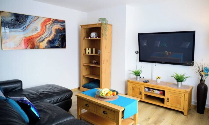 Bramcote House | Modern Strelley Escape - Peaceful & Convenient