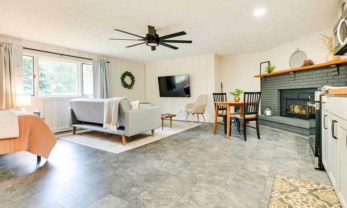 Ballston Spa Apartment | Modern Studio < 13 Mi to Saratoga Racetrack!