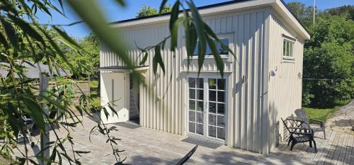 Varekil House | Modern studio house in Rosso