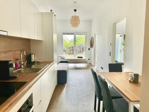 Grinzing Apartment | Modern Stylish Apartment with Garden & Free Parking