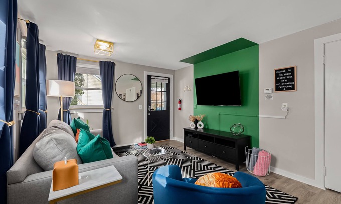 Fenton House | Modern & Stylish Fenton Retreat: Walk to Downtown!