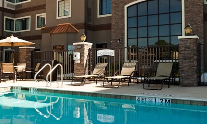 Aldine Condo | Modern Suite | Free Breakfast Buffet + Outdoor Pool