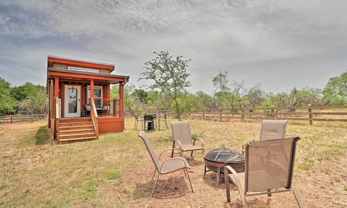 Milam County Cabin | Modern ‘Sunset Cabin’ w/Wood Fire Pit!