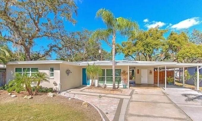 Bearss Plaza House | Modern Tampa Hideaway 10 min Downtown Tampa Ybor city