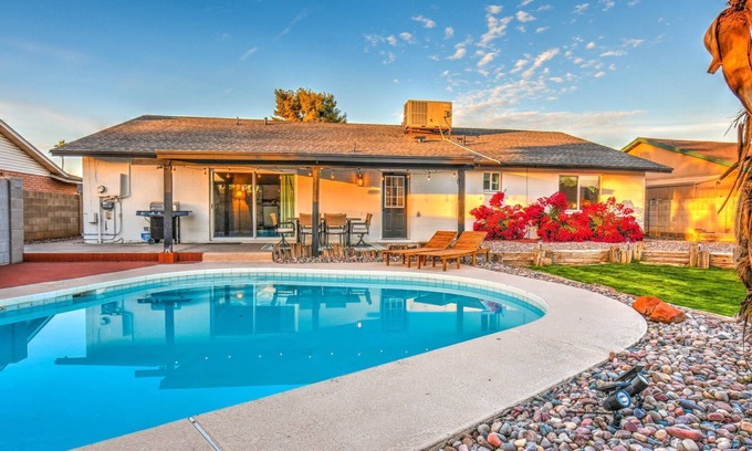 Tempe House | Modern Tempe Oasis |Minutes to ASU & Scottsdale |Private Heated Pool |Covered Patio |King Bed