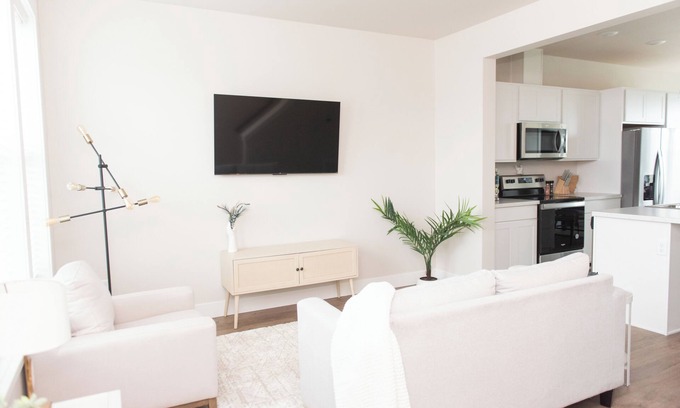 Billings House | Modern townhome minutes from Billings' best shopping, family friendly community!