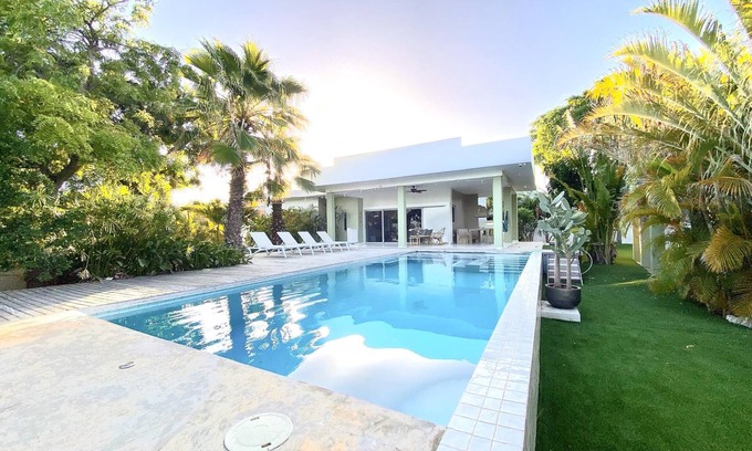 Jan Thiel Villa | Modern tropical house with 3 bedrooms, close to the beach!