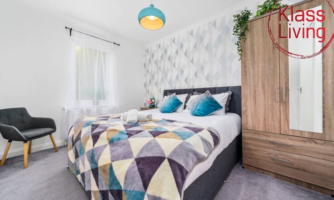 Motherwell Apartment | Modern two bedroom apartment close to all local amenities