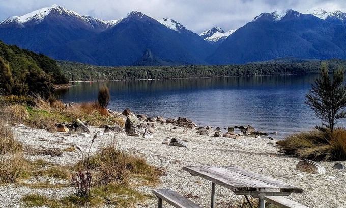 Manapouri Apartment | Modern unit 2 minute nature path to the lake