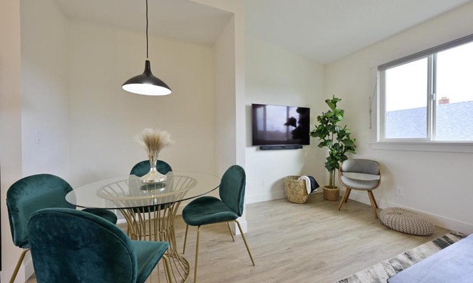 Grant House | Modern Upstairs Loft - Newly Renovated!