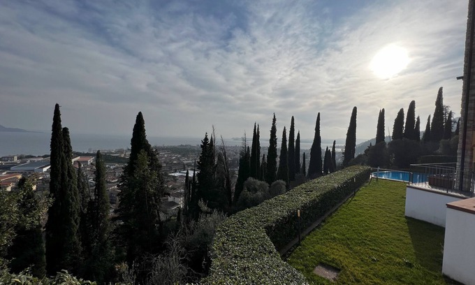 Pulciano Apartment | Modern vacation apartment with fantastic lake view, terrace, balcony & infinity pool
