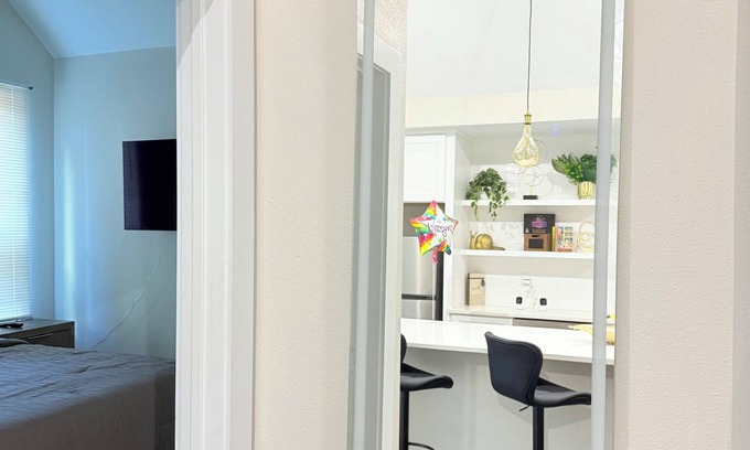 Northside House | Modern & Vibrant Home- 15 mins from downtown Houston