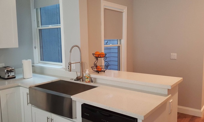 Inner Mission Apartment | Modern Victorian/Great Downtown Loc. & High Walk & Transit Score, 2bd-2baths