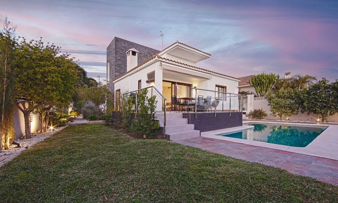 Urbanizacion Costabella Villa | Modern villa close to the beach in Costabella, Marbella