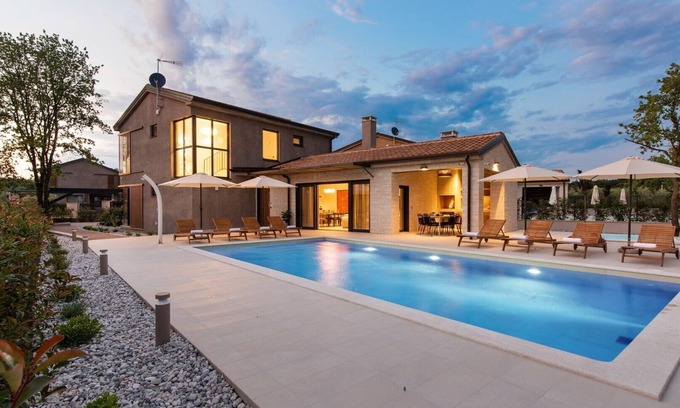 Kadumi Villa | Modern Villa Curitico with pool, jacuzzi and sauna