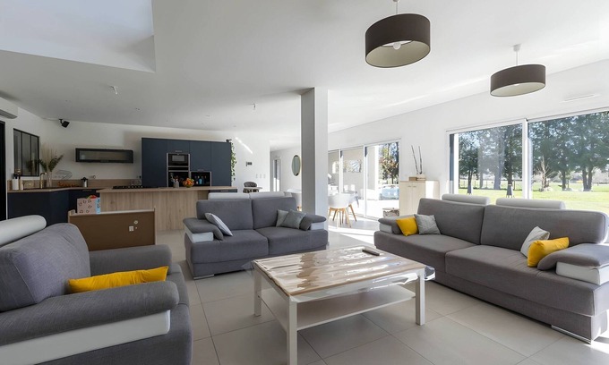 Yvre-l'Eveque Villa | Modern Villa for 10 with Private Pool