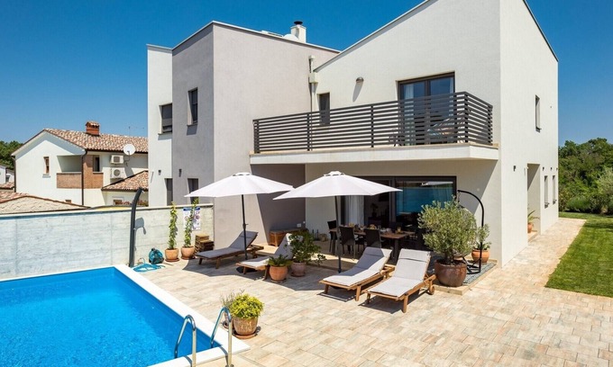 Vrznaveri Villa | Modern Villa Leonardo with an outdoor pool