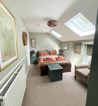 New Town Apartment | Modern Vintage Bliss near Calton Hill