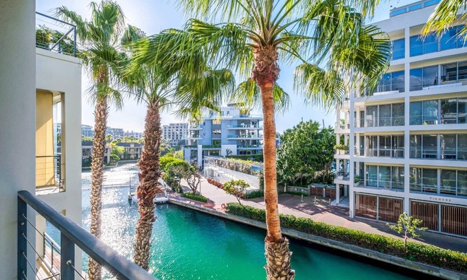 Victoria and Alfred Waterfront Apartment | Modern Waterfront Apartment w Canal Views Gulmarn 201