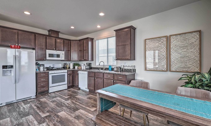 Williams House | Modern Williams Home: 55 Mi to Grand Canyon!