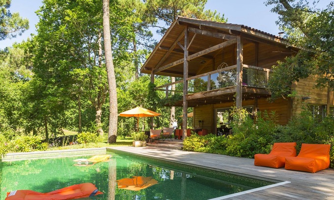 Biscarrosse House | Modern wooden villa on large lot with heated pool located in the Golf of Biscarrosse.